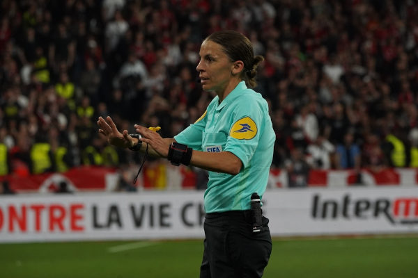 Mulheres vão apitar pela primeira vez na Copa do Catar;