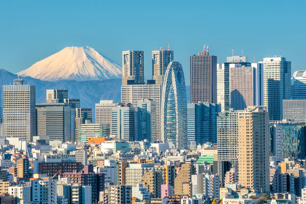 Vista aérea da cidade Tóquio, capital do Japão, local onde muitas bandeiras do país são hasteadas.
