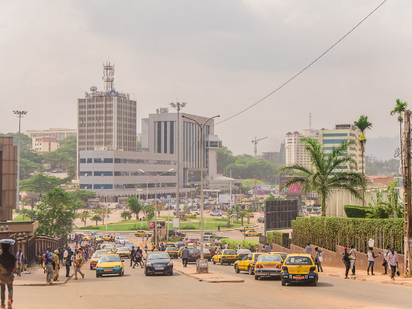 Centro cidade de Yaoundé, capital de Camarões, onde são hasteadas muitas bandeiras do país.