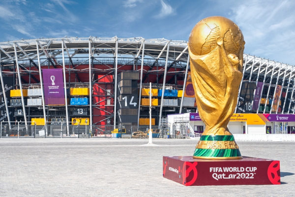 Estádio 974 feito containers e réplica taça da Copa do Mundo à frente
