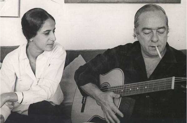 Na foto, Vinicius de Moraes, um dos principais músicos da Bossa Nova, ao lado de Maria Bethânia. [1]