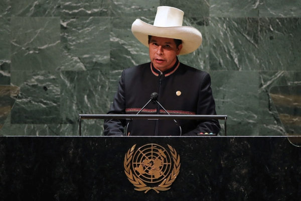 Presidente Pedro Castillo de chapéu branco