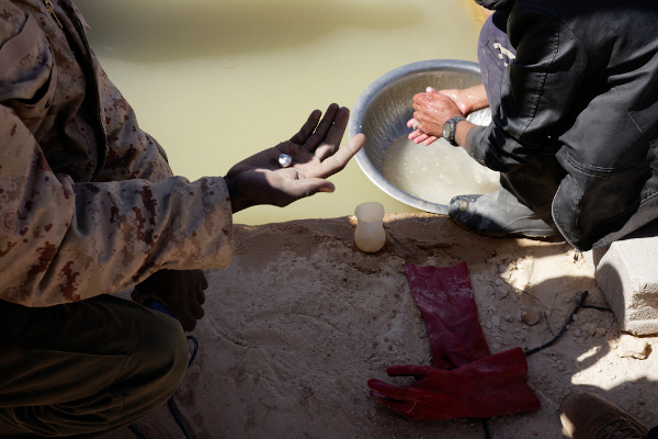  Trabalhadores de um garimpo usando mercúrio para obter ouro, um dos ambientes de contaminação ocupacional por mercúrio.
