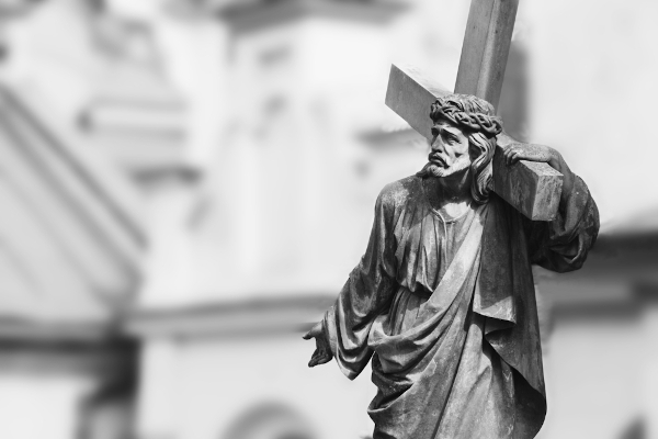Estátua de Jesus Cristo carregando a cruz.