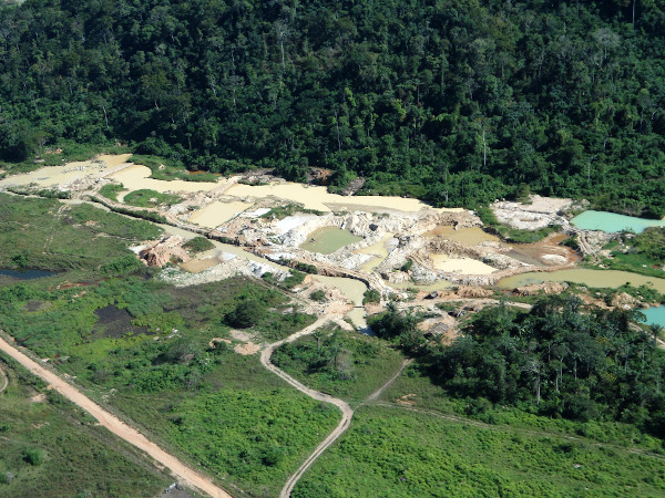  Vista superior de um garimpo de ouro na região da Floresta Amazônica, local cuja contaminação por mercúrio já foi sinalizada.