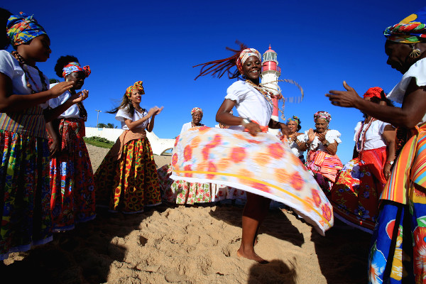Grupo de pessoas dançando o samba de roda em Salvador, na Bahia. [1]