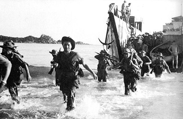 Soldados franceses chegando a Annam, antigo protetorado francês no Vietnã, em 1950, durante a Guerra da Indochina. [1]