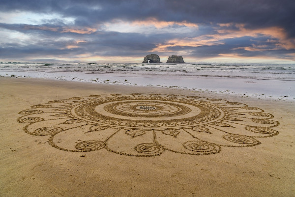 Mandala desenhada na areia como exemplo das mandalas tibetanas.