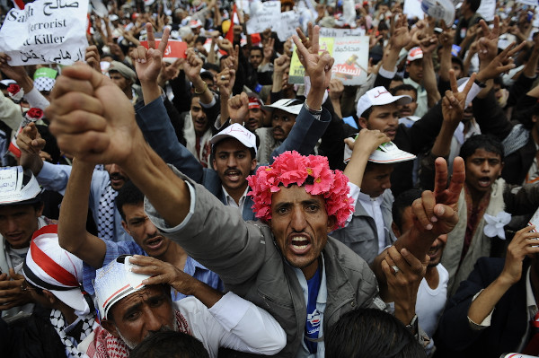 Pessoas se manifestando em um dos protestos que fizeram parte da Primavera Árabe, no Iêmen, no ano de 2011.
