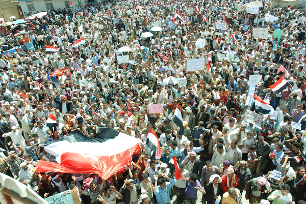  Manifestantes na Praça da Liberdade em Taiz, no Iêmen, em um dos protestos que fizeram parte da Primavera Árabe.