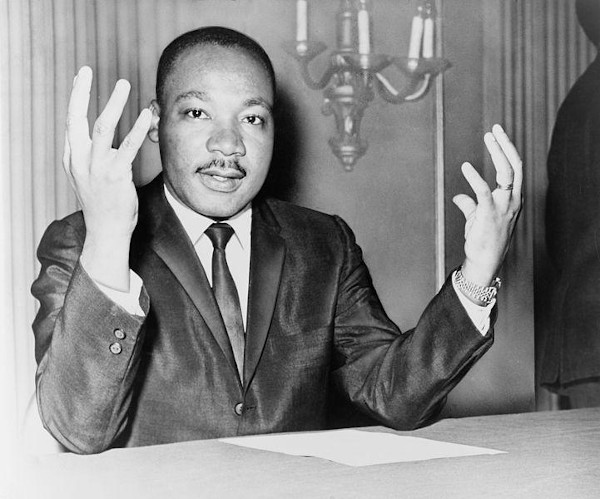 Retrato de Martin Luther King Jr., um dos líderes da luta contra a segregação racial nos Estados Unidos.