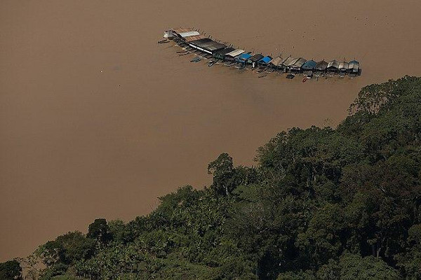Balsas de garimpo no rio Madeira, em trecho que banha o estado de Rondônia, na região Norte do Brasil, em 2020.