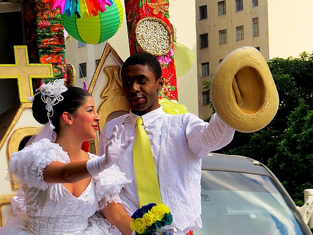 Casal de noivos se preparando para dançar quadrilha em uma Festa Junina. [4]