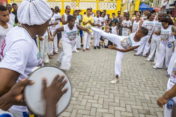 Grupo de capoeira em performance durante festival na cidade de Salvador, na Bahia. [3]