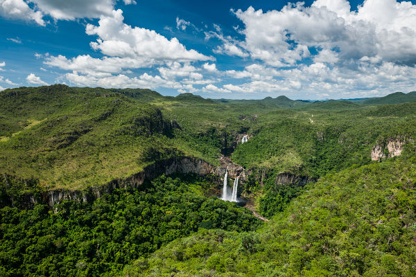 Vista aérea do Parque Nacional da Chapada dos Veadeiros, localizado no estado de Goiás, na região Centro-Oeste do Brasil.