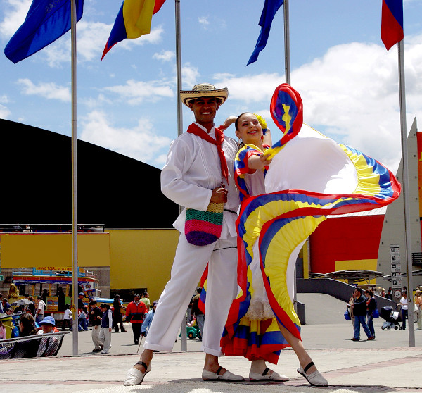 Casal de dançarinos de cumbia, uma das danças folclóricas que existem na Colômbia.