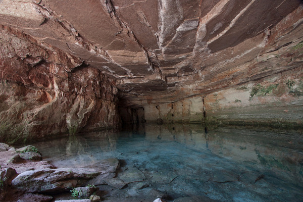 Lagoa azul no interior do complexo de cavernas Aroe Jari, na chapada dos Guimarães. [1]