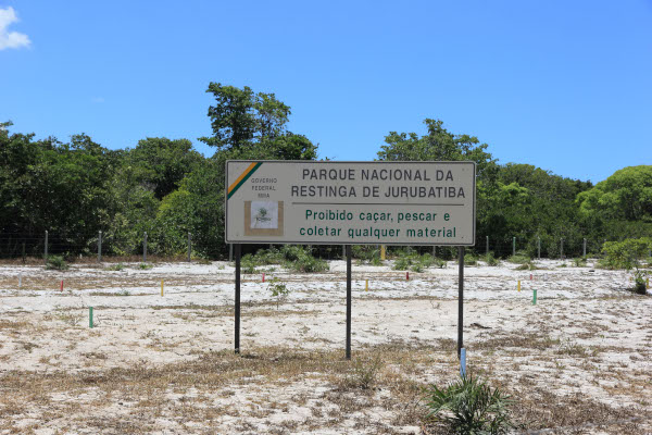  Placa indicando o Parque Nacional da Restinga de Jurubatiba, um exemplo de forma de conservação da restinga.