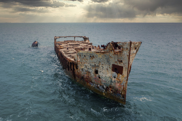 Navio velho e deteriorado no mar como representação dos acidentes que ocorrem no Triângulo das Bermudas.