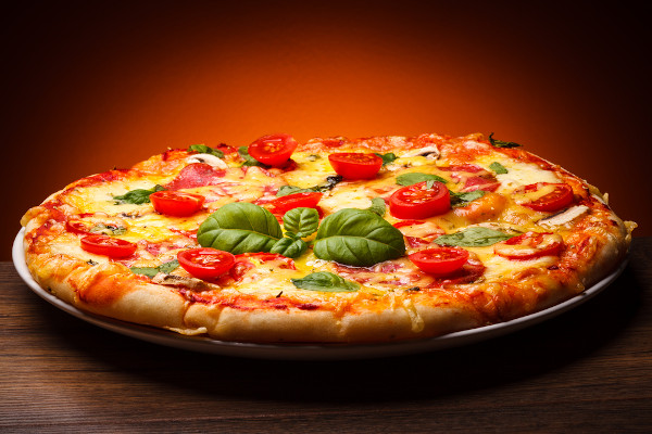 Pizza italiana tradicional, com tomates e manjericão, em alusão à história da pizza.