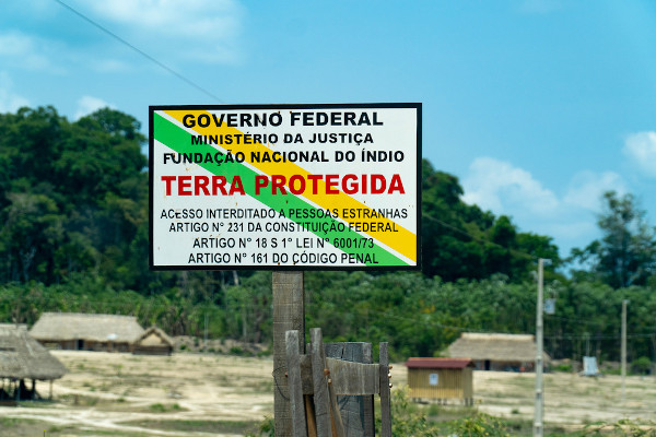 Placa delimitando território indígena em Santarém, Pará.