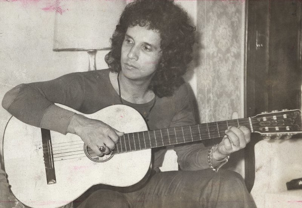 Roberto Carlos jovem tocando violão.