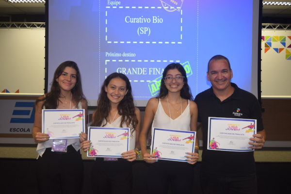 Da esquerda para direita, Maria Eduarda Pereira, Ana Luiza Mazzeo e Alice Guerra e Thiago Pavan, coordenador da equipe.
