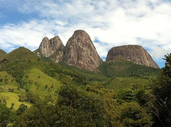 Três formações rochosas em meio à vegetação da serra, no Parque Estadual dos Três Picos, ponto culminante da Serra do Mar.