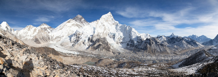 Cordilheira do Himalaia, onde fica o Monte Everest, um exemplo de estrutura resultante do movimento de orogênese.