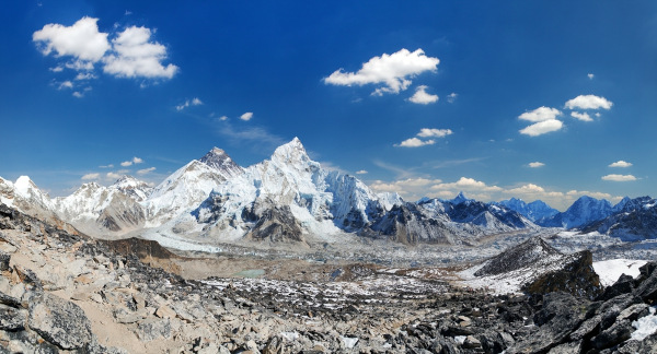 Vista da Cordilheira do Himalaia, onde fica o Monte Everest.