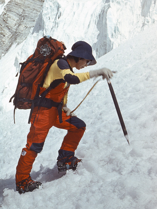  Junko Tabei, primeira mulher a atingir o topo do Monte Everest, em 1975. [2]