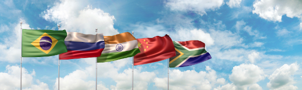Cinco bandeiras hasteadas flamulando, uma de cada nação do Brics (Brasil, Rússia, Índia, China e África do Sul).
