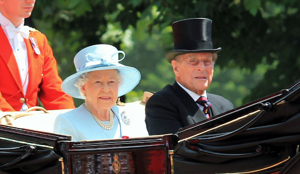 Rainha Elizabeth II e o príncipe consorte Phillip. Na monarquia britânica, não há rei consorte. [2]
