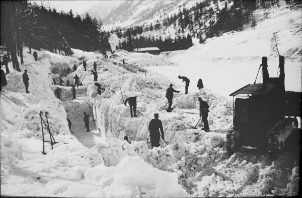 Trabalhadores limpando uma estrada na Suíça após sequência de avalanches conhecida como Inverno do Terror, em 1951. [2]