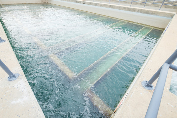 Reservatório de água em uma estação de tratamento que utiliza o carvão ativado.