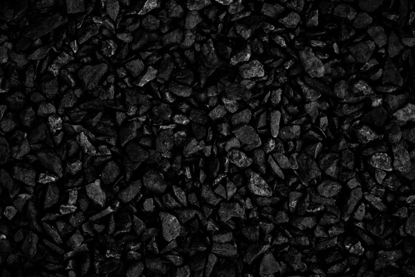 Vários pedaços amontoados de carvão mineral, uma das fontes não renováveis de energia.