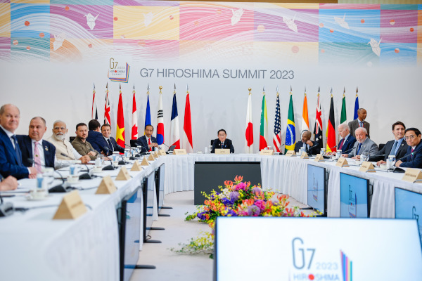 Reunião de trabalho realizada durante a cúpula do G7, em Hiroshima, no Japão, no ano de 2023. [1]
