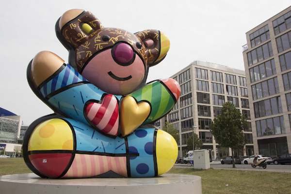 Estátua de urso feita por Romero Britto exposta em Berlim, na Alemanha. [4]