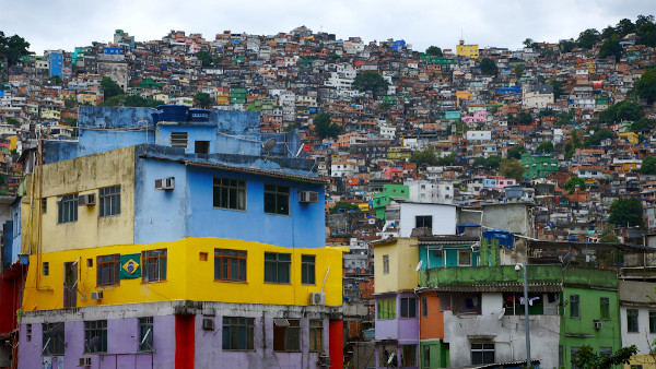 Moradias na Favela da Rocinha representando a falta de planejamento nas cidades devido à explosão demográfica.