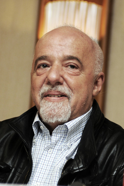 Fotografia do escritor Paulo Coelho, um dos 30 escritores brasileiros mais famosos.