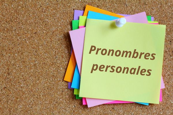 Post-it com o escrito “Pronombres personales” (pronomes pessoais em espanhol).