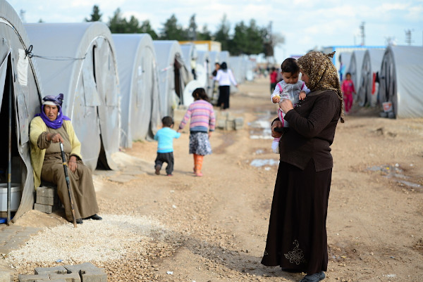 Mulheres e crianças refugiadas sírias vivendo em barracas, situação que caracteriza crime contra a humanidade.