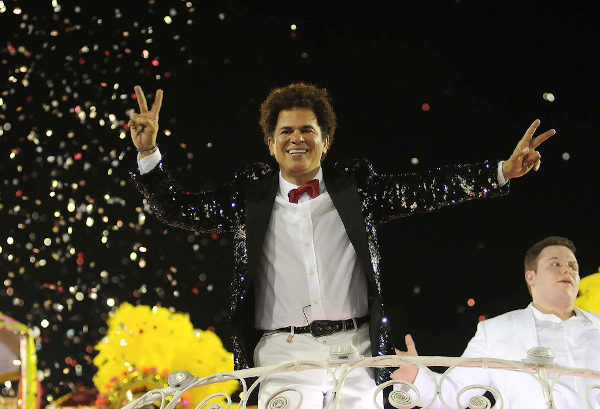 Romero Britto em desfile da escola de samba Renascer, no Rio de Janeiro, local onde ocorre o maior carnaval do mundo.