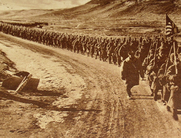 Tropas dos Estados Unidos marchando durante a Primeira Guerra Mundial em 1917.