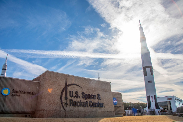 Fachada do U.S. Space and Rocket Center, no Alabama.
