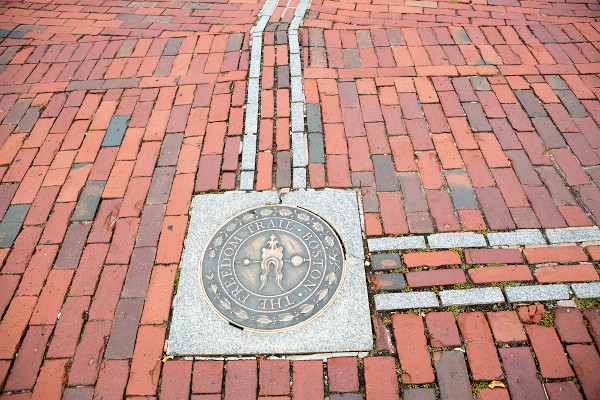 Uma das placas da Trilha da Liberdade em uma calçada de Boston, capital de Massachusetts.