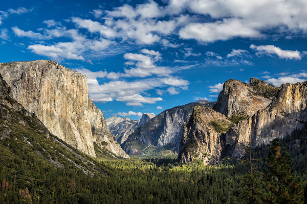  Vale do Parque Nacional de Yosemite, um importante ponto turístico da Califórnia, nos Estados Unidos.