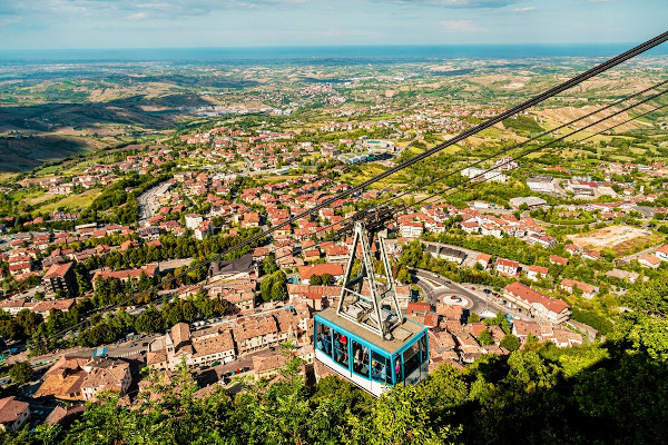 Vista aérea de um teleférico sobre a cidade de San Marino.
