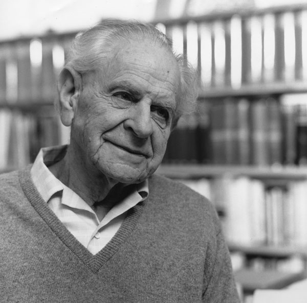 Fotografia do filósofo Karl Popper, um importante nome nos estudos da liberdade de expressão na política.