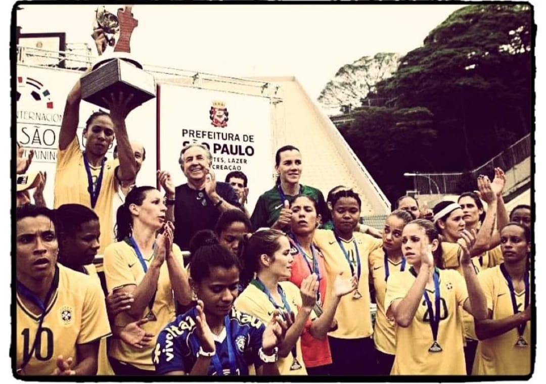Seleção brasileira feminina de futebol comemorando título sul-americano